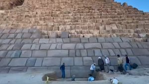Un videoclip în care este prezentată renovarea unei piramide egiptene a stârnit furie:  "Singurul lucru care lipsea era să se adauge faianţă la piramida lui Menkaure!"