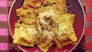 Ravioli umplute cu brânză și preparate cu sos de dovleac/ Perfecte pentru o cină rapidă și delicioasă