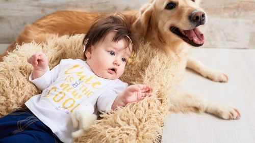 STUDIU: Copiii care cresc alături de câini au plămâni mai sănătoși