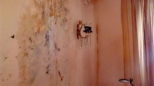 INS: Igrasie în 51% dintre locuințele românilor / Scurgerile prin acoperiș sau pereți afectează 36,4% dintre gospodării