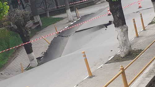 Strada surpată din Slănic / Prefectul de Prahova anunţă că tasarea craterului prezintă urme de stabilizare