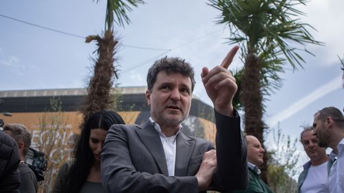 Nicușor Dan: Scoatem palmierii de la Piața Unirii și îi ducem la Primăria Sectorului 3. Suntem un stat de drept, trebuie să respectăm legea / Robert Negoiță: Legal nu aveam nevoie de nimic ca să plantăm copaci. A trimis ticălosul poliția locală, i-a amendat pe oameni