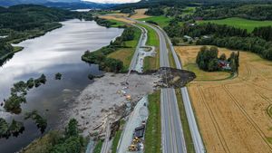 O alunecare de teren a distrus o porţiune de autostradă şi zeci de metri de cale ferată în Norvegia
