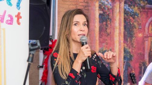 Scriitoarea Ioana Chicet-Macoveiciuc susține că socrul ei, internat în stare gravă la Suceava, nu primește tratamentul de care are nevoie