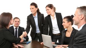 Ce este de fapt business attire-ul? Cum citim corect dress codurile în afaceri