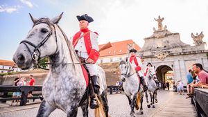 FOTO: Ceremonialul schimbului de gardă revine în Cetatea Alba Carolina din Alba Iulia, cu prilejul deschiderii sezonului turistic. Salvele de tun, readuse în program după 6 ani