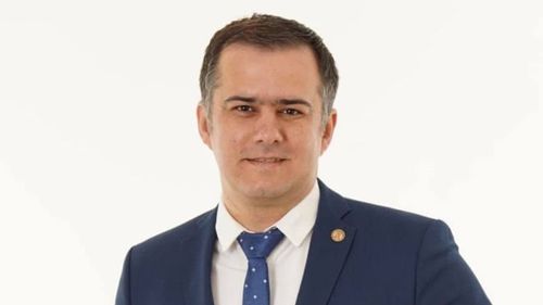 Lucian Viziteu anunţă că rămâne primarul Bacăului, deşi a susţinut examenul de titularizare: Iar s-a făcut furtună într-un pahar cu apă / Informatica e un domeniu în care, dacă iei o pauză prea lungă, rişti să te deprofesionalizezi / Nu mai sunt ”de 10” la teorie