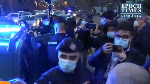 VIDEO Scandal în fața Ambasadei Rusiei la București: un protestatar care și-a pus mâinile mânjite cu vopsea roșie pe gardul ambasadei, ridicat de jandarmi / Oamenii au strigat „Rușine!”, „Criminalilor” și au blocat mașina / Bărbatul a fost legitimat