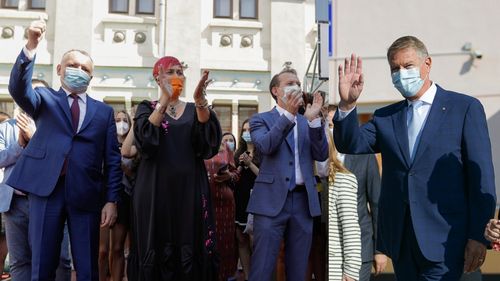 Realitatea lor. Liderii țării au “pilotat” prima zi de școală: educația – prezentată prin proiecții de viitor, în școli de excepție. Totul – sub umbrela României educate, care nu e gata / La guvern, câțiva copii au manifestat pentru lucrurile de bază care lipsesc din școli