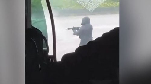 ”Toate mijloacele sunt folosite pentru a-i găsi pe acești infractori” / Mobilizare fără precedent în Franța în căutarea deținutului evadat / Bărbați înarmați au deschis focul asupra dubei închisorii și au ucis doi polițiști