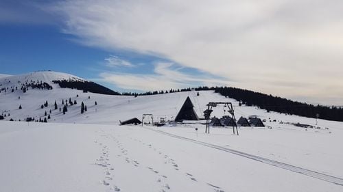 Sezonul de schi pe pârtiile din Munții Șureanu începe în 10 decembrie. Zăpadă abundentă, drumuri de iarnă și peisaje de poveste. Mini-ghid al zonei