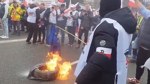 VIDEO Ciocniri cu poliția la protestul fermierilor polonezi de la Varșovia. Unii au incendiat steagul UE și un sicriu pe care scria „fermier ucis de Green Deal”