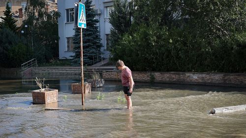 Nivelul apelor scade în Herson, în timp ce mii de oameni sunt evacuați de pe ambele maluri ale Niprului