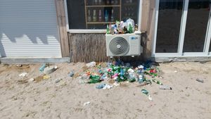 Deținuții de la Penitenciarul Constanța-Poarta Albă curăță de gunoaie zonele turistice din Dobrogea / Participarea e voluntară