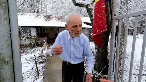 Locul din România unde oamenii trăiesc neobișnuit de mult. Secretul lui nea Gică, neobosit la 101 ani