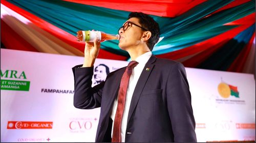 Președintele din Tanzania vrea să importe un “leac” din Madagascar împotriva Covid-19. Băutura a fost testată pe mai puțin de 20 de persoane