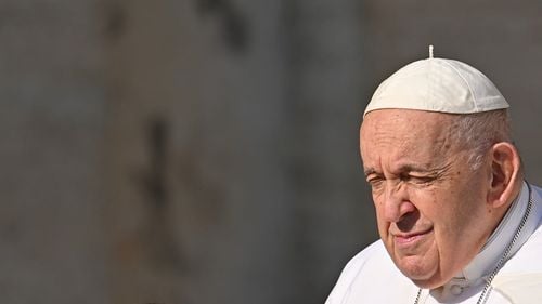 VIDEO Papa Francisc a făcut ultimele retuşuri pe o pictură murală de 3 km lungime, care inspiră unitatea tinerilor