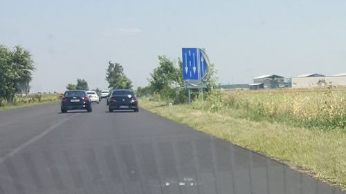 Pericol major pentru șoferii obligați să ocolească Valea Oltului: tronsoane întregi din șoseaua Brașov - Sibiu nu au marcaje rutiere