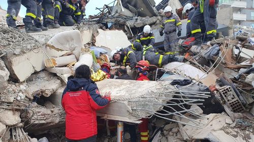 FOTO VIDEO Acțiunile salvatorilor români în Turcia: trei oameni scoși în viață de sub dărâmături până acum