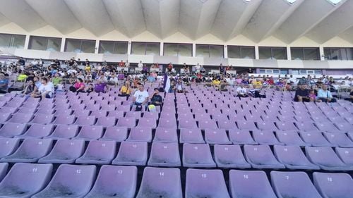 VIDEO&FOTO Ultimul fluier pe bătrânul stadion „Dan Păltinișanu” din Timișoara. Meci de old-boys între Poli și Rapid pe arena care va fi dărâmată