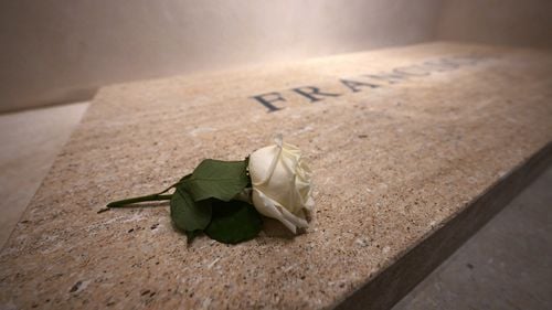 Mormântul Papei Francisc din bazilica Santa Maria Maggiore a fost deschis publicului