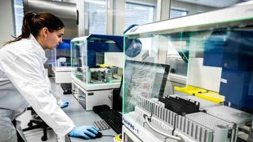 Mai multe spitale din România au achiziționat mii de teste rapide, De ce nu sunt folosite în triajul cazurilor de coronavirus chiar dacă ele au o precizie mai mică decât testele clasice?