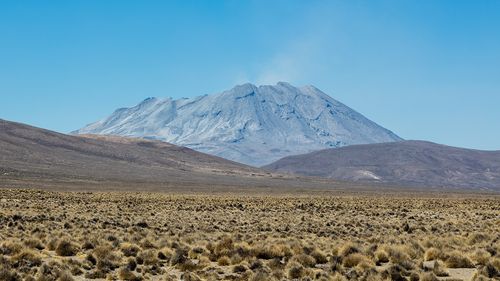 Peru va declara stare de urgenţă în zona vulcanului Ubinas, cel mai activ din țară, care a expulzat cenușă timp de mai multe zile, ajungând până la o înălțime de 1.700 de metri