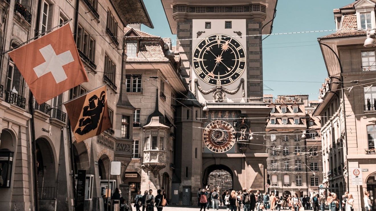 Poliţia din Elveţia caută "trei indivizi periculoşi" după un furt dintr-un magazin de arme