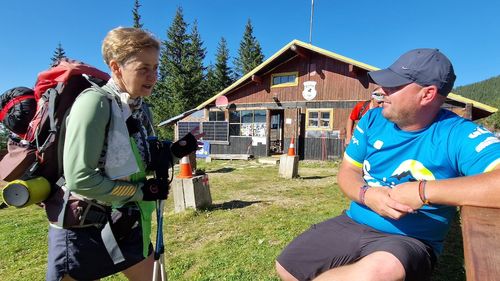 Cabanierii din creierii munților: la Suru și Bărcaciu se trăiește ”spiritul muntelui” / ”Nu e chiar așa afacere, dar în viață nu totul este despre bani”