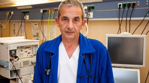 Infecționistul Cătălin Apostolescu era în spital când a izbucnit incendiul: Era zgomotul alarmei, erau ţipetele pacienţilor... Încercam cu disperare să scoatem cât mai repede pacienţii. Nu ne-am limitat doar la tărgile pompierilor, i-am scos şi în pături