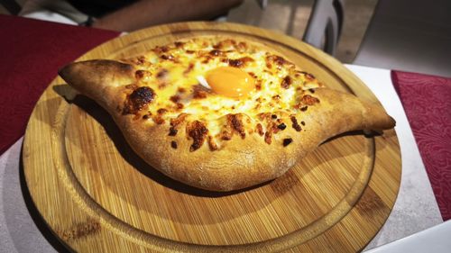 VIDEO | Khachapuri, „pizza” georgiană tradițională/ Un aluat în formă de bărcuță cu umplutură gratinată din brînză și ou moale