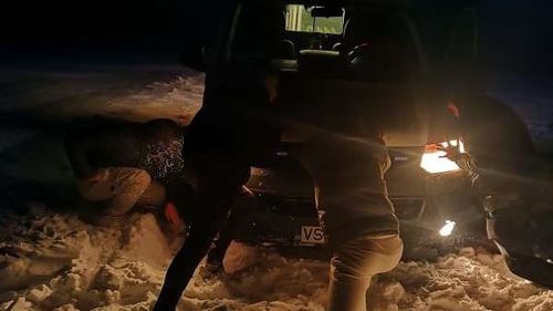 Ambulanță din Vaslui blocată în drum spre o intervenție, ajutată de un grup de tineri aflați la o petrecere în zonă: ”Când vezi câtă dăruire şi implicare, parcă iţi vine sa zici 'Doamne, hai că nu suntem pierduţi!”