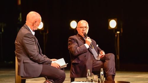 Macron, care caută un premier, se întâlneşte luni cu Bernard Cazeneuve, un fost premier socialist al lui Hollande - surse