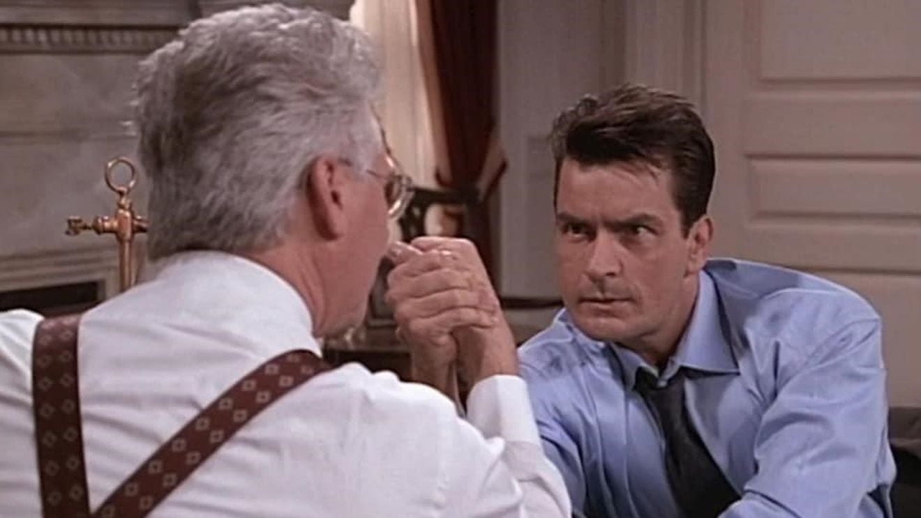 Actorul Charlie Sheen agresat în propria casă din Malibu de o femeie înarmată / Vecin: "I-a rupt cămaşa lui Charlie şi a încercat să-l sugrume"