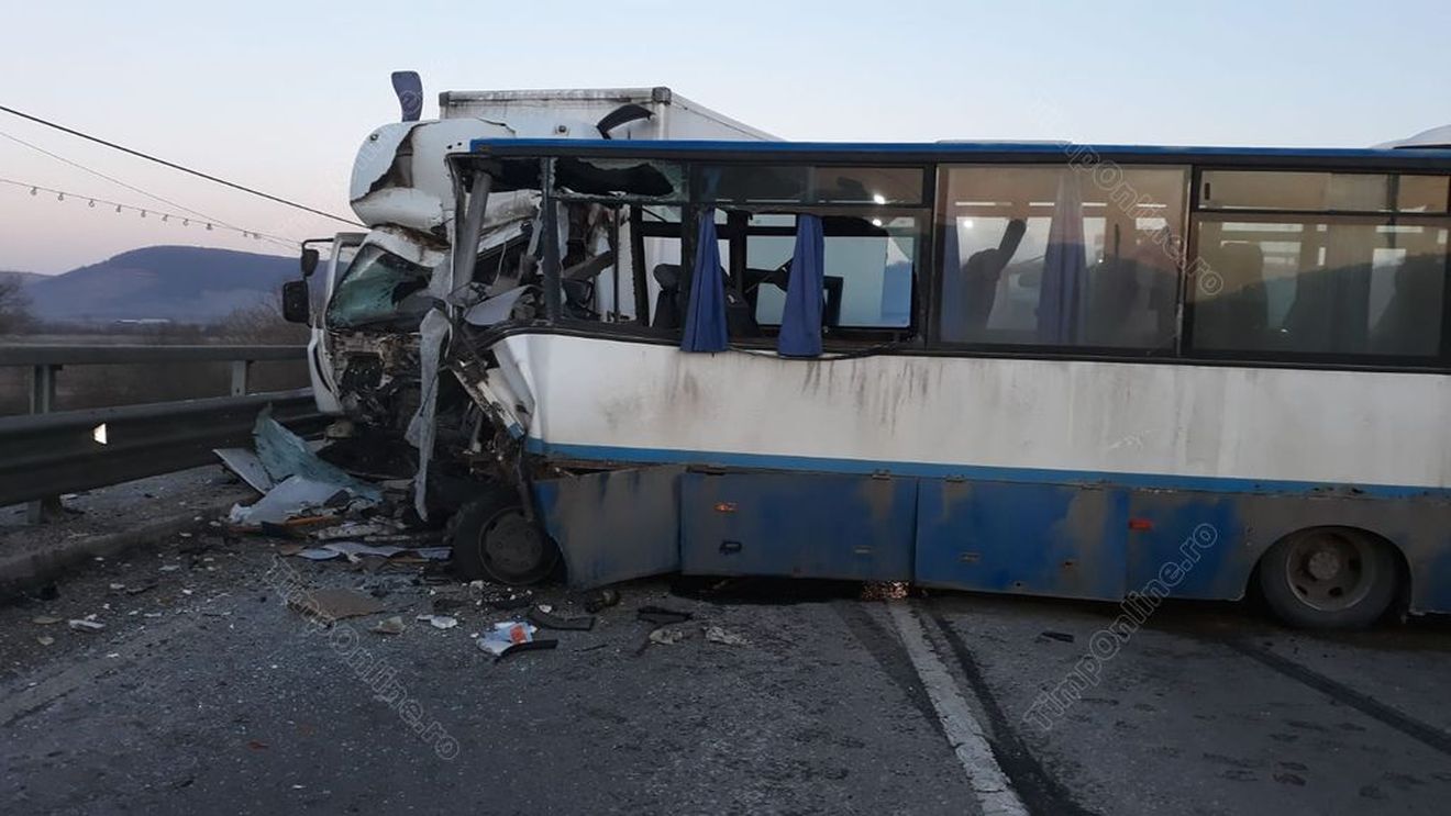 Accident grav în Bistrița-Năsăud. Un autobuz și un camion s-au ciocnit pe DN 15A