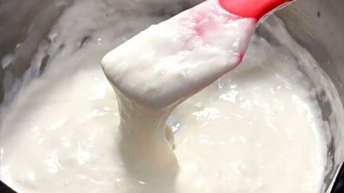 VIDEO | „Stretchy yogurt” sau iaurtul elastic, noua senzație culinară care cucerește TikTok și magazinele din lume / Nu e doar o variantă sănătoasă de desert