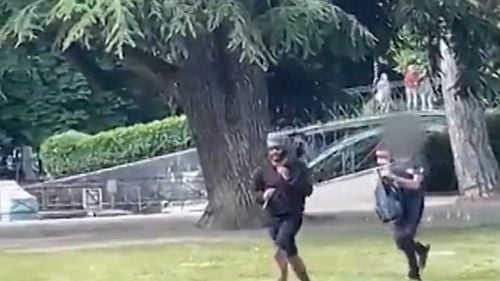 Atac cu cuțitul la Annecy: Cine este "eroul cu rucsacul", tânărul de 24 de ani care a ajutat la prinderea agresorului