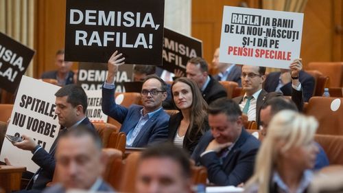 FOTO Deputații opoziției și cei ai PSD afișează pancarte la dezbaterea moțiunii USR împotriva ministrului Sănătății / Rafila: Nu sunt magician. Am demarat reforme care se vor vedea peste ani