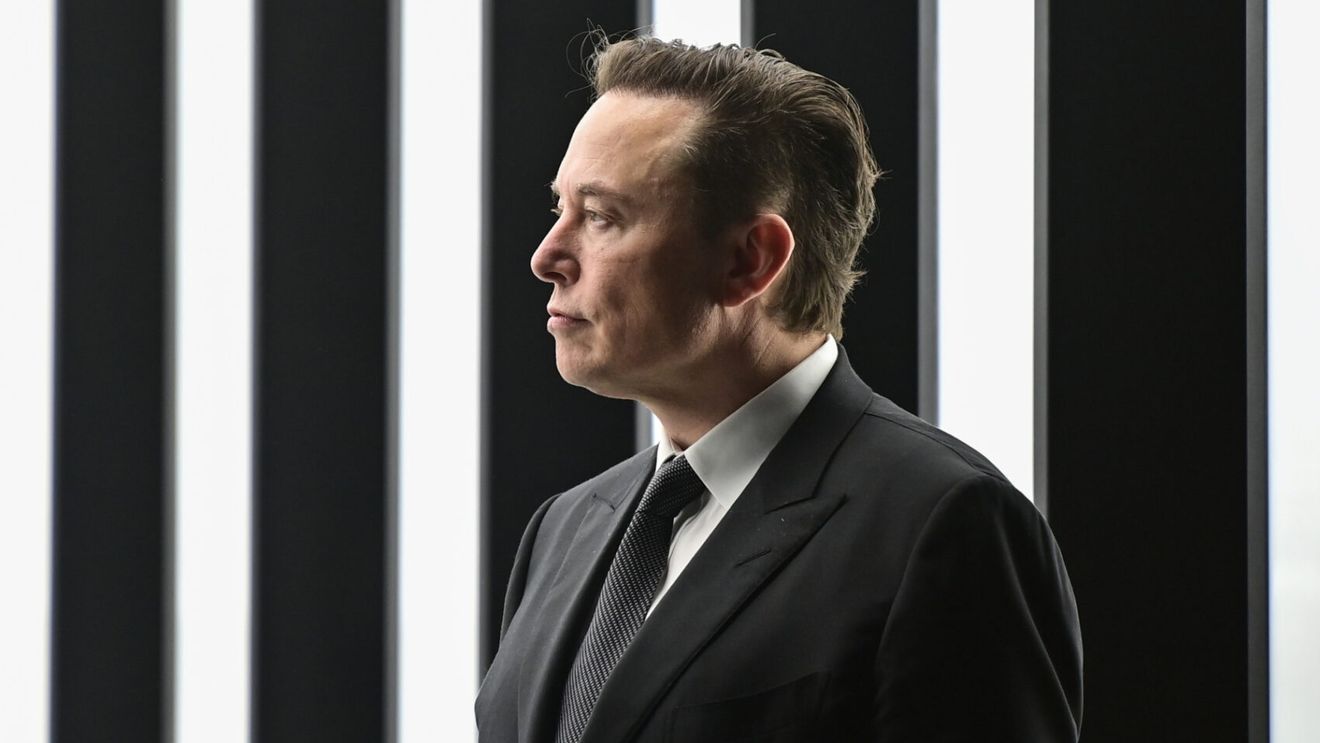 Elon Musk va discuta cu boardul Tesla despre o investiţie de 5 miliarde de dolari în startupul de inteligenţă artificială xAI, pentru accelerarea dezvoltării robotaxiului