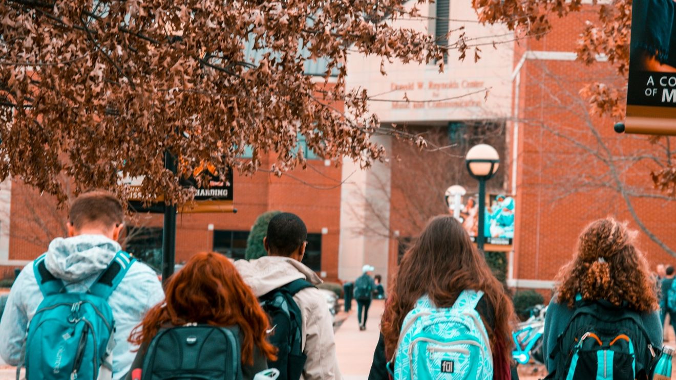 Uniunea Naţională a Studenţilor din România, „strigăt de revoltă” către guvernanţi: Vă bateţi joc de studenţi şi, implicit, de viitorul acestei ţări! Interesul vostru pentru tineri e minim. Fuga din ţară: singura soluţie pe care, de fapt, o încurajaţi