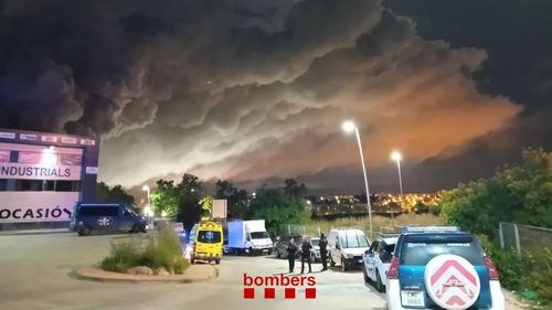 FOTO-VIDEO | Incendiu de amploare în regiunea Barcelonei: 200.000 de oameni din cinci localități, blocaţi în locuinţe din cauza unui nor toxic de clor
