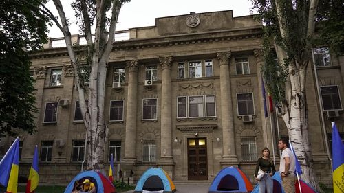 AUR face show politic la Chișinău: a instalat corturi în semn de protest în fața SIS, serviciul special de informații al Republicii Moldova