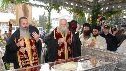 Prefectul de Iaşi explică de ce pelerinii din afara Iaşiului nu au acces la moaştele Sfintei Parascheva: Mii de oameni s-ar urca în sute de autocare şi s-ar expune unui întreg domino. S-ar putea infecta şi apoi ar infecta pe alţii