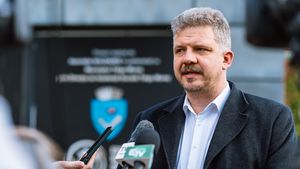 Primarul din Târgu Mureș, Soos Zoltan, anunţă că e cercetat de DNA într-un dosar cu privire la angajări în instituţie/ Anunțul, la o zi după ce au fost publicate fotografii care îl prezentau la sediul DNA Târgu Mureș