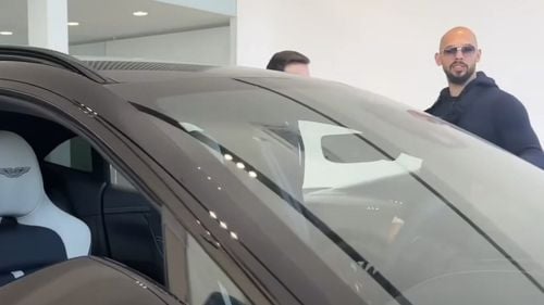 Andrew Tate, vizat de poliția rutieră după ce a postat un clip în care conduce un bolid și depășește pe dreapta