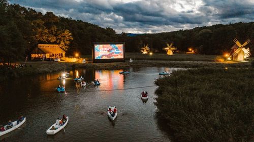 FOTO Imagini de poveste la Astra Film Festival: Spectatorii au urmărit din bărci marele ecran, amplasat printre mori de vânt, în pădurea Dumbrava