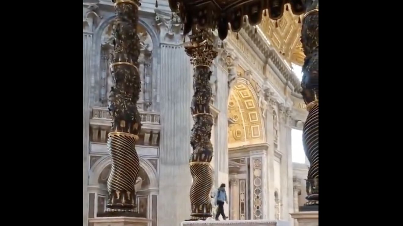 VIDEO Un român s-a urcat pe altarul din bazilica Sfântul Petru de la Vatican şi a deteriorat şase candelabre valoroase