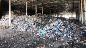 Octavian Berceanu reclamă un depozit ilegal de deşeuri în Sectorul 3, dar şi faptul că primarul nu a permis accesul Poliţiei şi Gărzii de Mediu în incinta halei/ Berceanu afirmă că sunt mii de metri cub de gunoaie care pot lua foc
