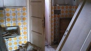 Localnicii din Aninoasa încep să plece din cele 11 blocuri cu risc de prăbuşire / Autorităţile încearcă să-i convingă pe oameni să rămână