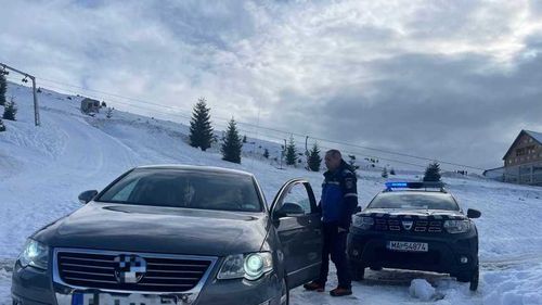 Schi în România: Un turist a intrat cu maşina pe două pârtii, pentru a nu căra bagajele până la locul de cazare / În urmă cu două zile, un taximetrist a intrat printre schiori, pentru a-şi duce clienţii la hotel
